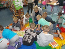 Dzieci oglądają ksiażki