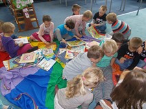 Dzieci oglądają książki