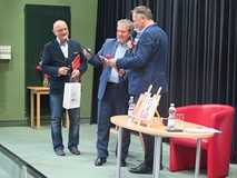 Zastępca Prezydenta Koszalina, Przemysław Krzyżanowski składa gratulacje Cezaremu Łazarewiczowi