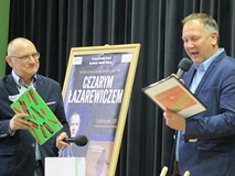 Dyrektor KBP, Andrzej Ziemiński wręcza Cezaremu Łazarewiczowi niespodziankę