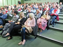 Publiczność zgromadzona na spotkaniu