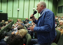 Uczestnik spotkania zadaje pytanie