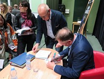 Cezary Łazarewicz podpisuje książki dla czytelników KBP