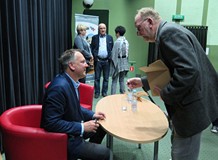 Cezary Łazarewicz rozmawia z uczestnikiem spotkania
