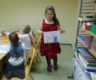 Dziewczynka przedstawia swoją pracę