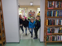 Chłopcy zaglądają do wypozyczalni dla dorosłych