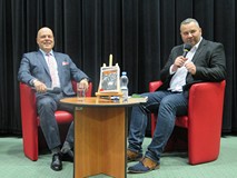 Marek Krajewski i prowadzący spotkanie Piotr Pawłowski