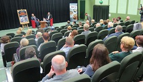 Publiczność zgromadzona na spotkaniu