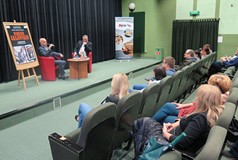 Publiczność zgromadzona na spotkaniu