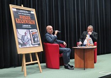 Marek Krajewski i prowadzący spotkanie Piotr Pawłowski