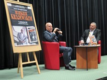 Marek Krajewski i prowadzący spotkanie Piotr Pawłowski