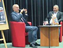 Marek Krajewski i prowadzący spotkanie Piotr Pawłowski