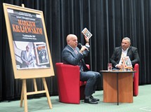 Marek Krajewski i prowadzący spotkanie Piotr Pawłowski