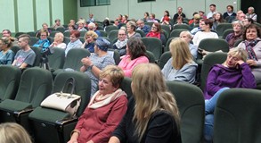 Publiczność zgromadzona na spotkaniu