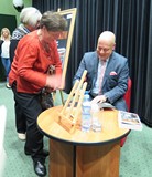 Marek Krajewski rozdaje autografy