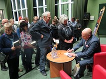 Marek Krajewski rozdaje autografy