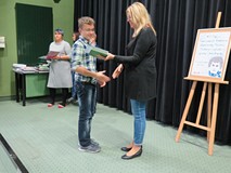 Beata Sawa-Jowanoska, z-ca dyrektora KBP wręcza nagrody