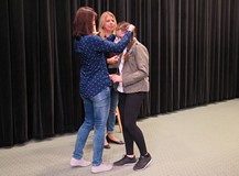Elżbieta Werner wręcza odznaczenie
