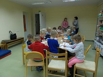 Przedszkolaki przy stole