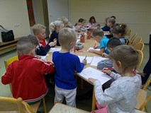 Grupa przedszkolaków zajęta pracą plastyczną