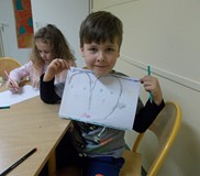 Chłopiec ze swoim rysunkiem