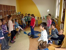 Dzieci odtwarzają scenki kabaretowe wg Wandy Chotomskiej