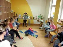 Dzieci odtwarzają scenki kabaretowe wg Wandy Chotomskiej