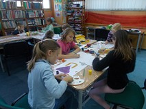 Dzieci podczas wykonywania pracy plastycznej