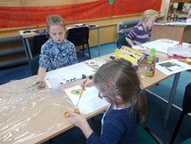 Dzieci podczas wykonywania pracy plastycznej