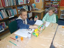 Dzieci podczas wykonywania pracy plastycznej