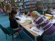 Dzieci podczas wykonywania pracy plastycznej