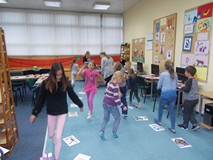 Dzieci podczas zabawy ruchowej