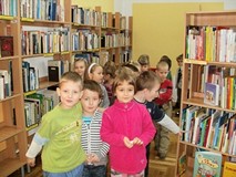 Maluchy w bibliotece