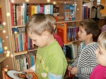 Maluchy w bibliotece
