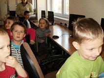Maluchy w bibliotece
