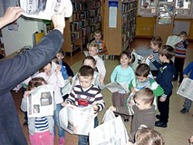 Czterolatki w bibliotece