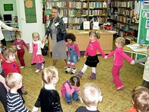 Zimowe zabawy w bibliotece