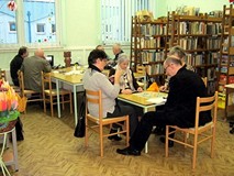 Szaradziści w bibliotece